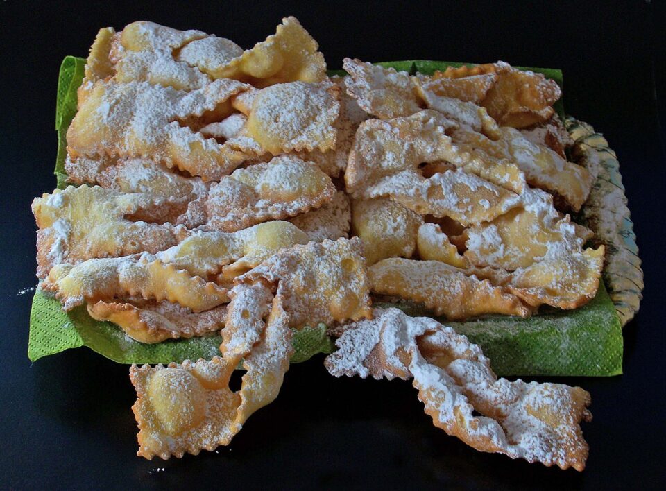 Chiacchere di carnevale spolverate di zucchero a velo